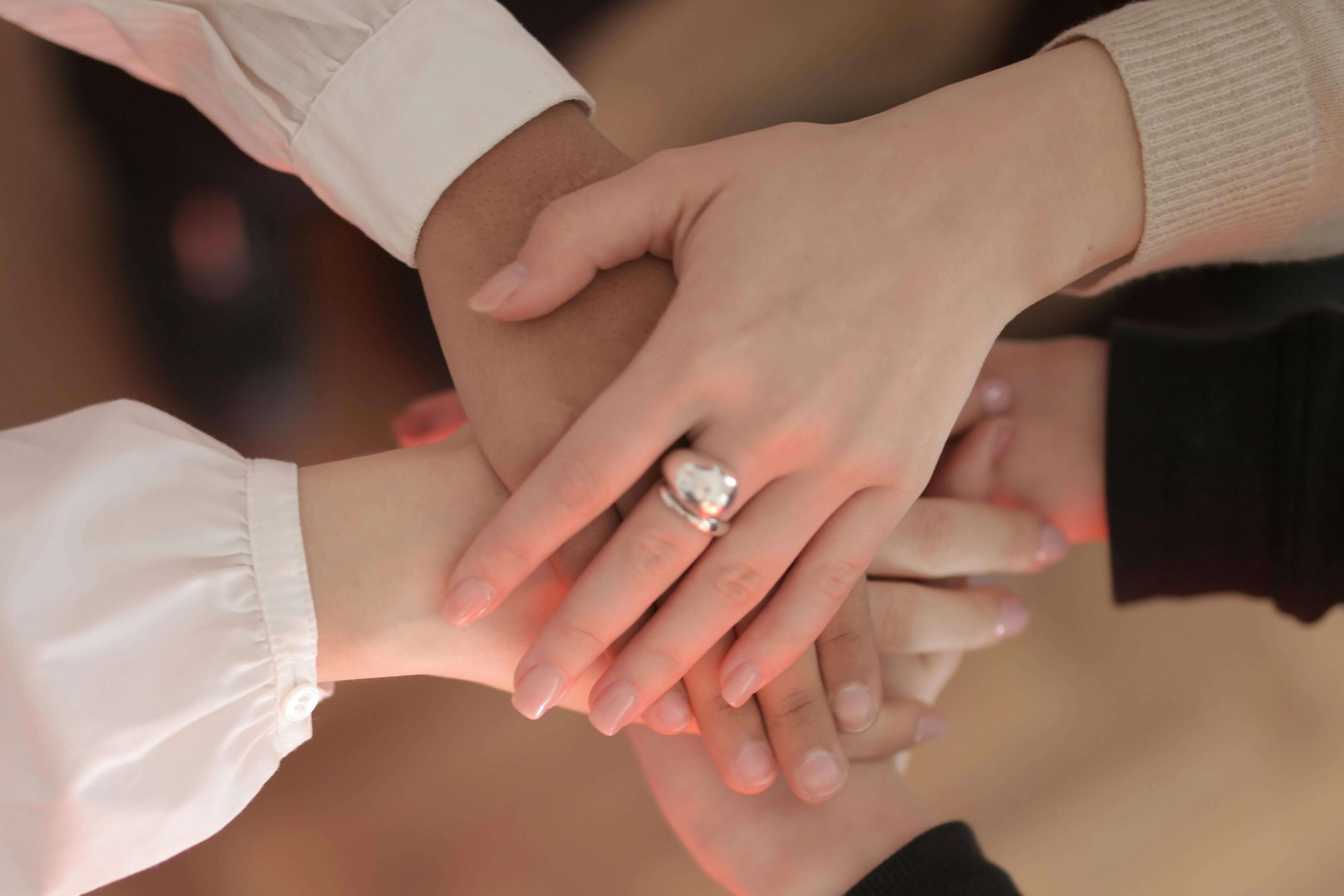 Stretta di mani teamwork - Certificazione parità di genere